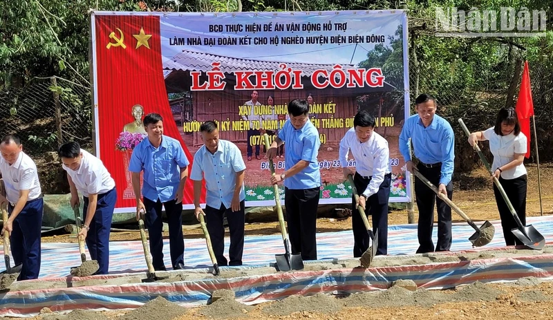 Các đồng chí lãnh đạo tỉnh Điện Biên và lãnh đạo huyện Điện Biên Đông động thổ, khởi công làm nhà Đại đoàn kết cho người nghèo xã Keo Lôm, huyện Điện Biên Đông.