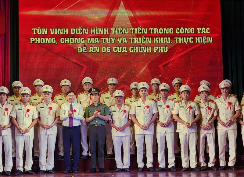Đồng chí Trần Quốc Cường, Bí thư Tỉnh ủy Điện Biên cùng Đại tá Ngô Thanh Bình, Giám đốc Công an tỉnh trao thưởng các tập thể, cá nhân điển hình trong phòng, chống ma túy.