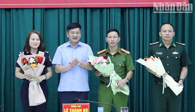Chủ tịch Ủy ban nhân dân tỉnh Điện Biên Lê Thành Đô trao thưởng thành viên Ban Chuyên án.