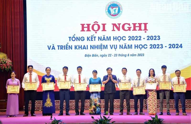 Đồng chí Vừ A Bằng, Phó Chủ tịch Ủy ban nhân dân tỉnh Điện Biên trao Bằng khen Ủy ban nhân dân tỉnh cho các cá nhân có thành tích xuất sắc trong năm học 2022-2023.
