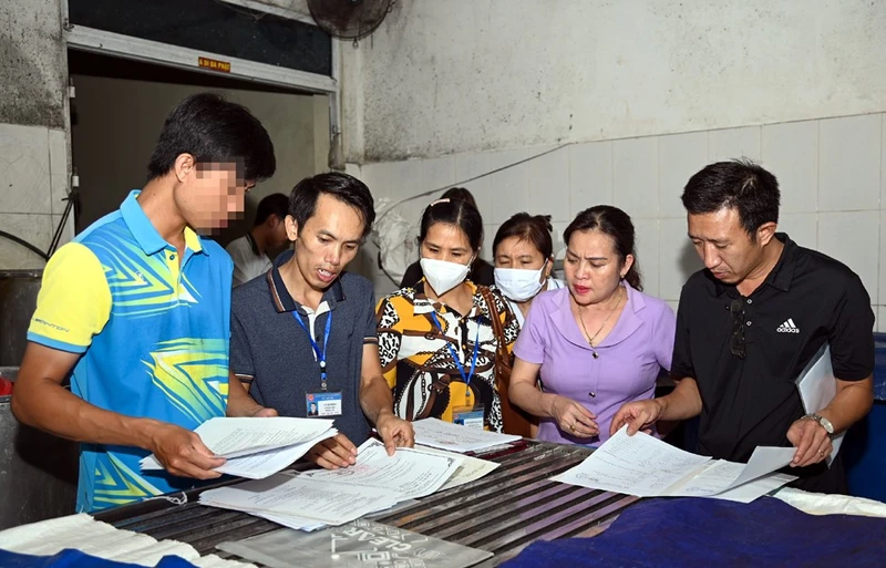 Đoàn liên ngành thành phố Điện Biên Phủ kiểm tra thủ tục hành chính liên quan đến sản xuất kinh doanh của cơ sở sản xuất bún trên địa bàn.