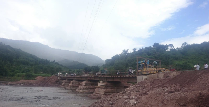 Cầu tạm hoàn thành giúp việc đi lại của nhân dân huyện Mường Nhé được thuận tiện, an toàn hơn.