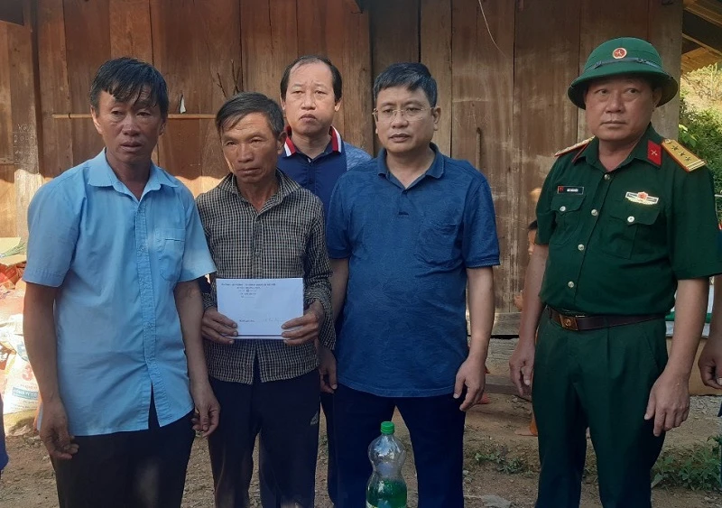 Đoàn cán bộ Ủy ban nhân dân cùng các phòng, ban huyện Mường Chà thăm hỏi, động viên gia đình học sinh bị đuối nước.