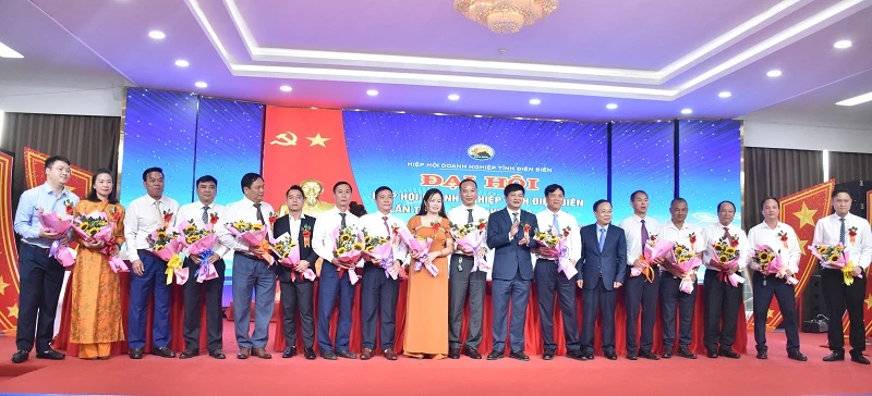 Đồng chí Lê Thành Đô, Chủ tịch Ủy ban nhân dân tỉnh Điện Biên tặng hoa chúc mừng các đồng chí được tín nhiệm bầu vào Ban Chấp hành Hiệp hội Doanh nghiệp tỉnh Điện Biên khóa II.