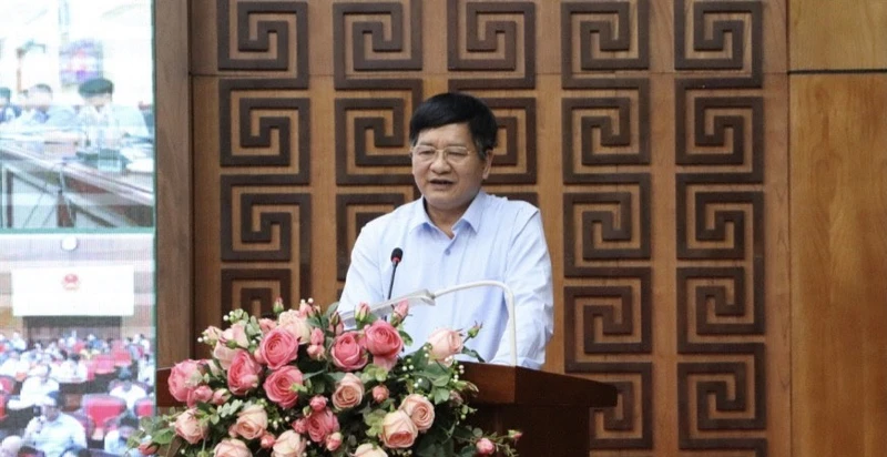 Đồng chí Lê Thành Đô, Chủ tịch Ủy ban nhân dân tỉnh Điện Biên trả lời các kiến nghị của nông dân tại buổi đối thoại.