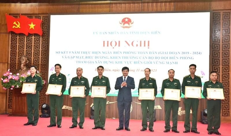 Đồng chí Lê Thành Đô, Chủ tịch Ủy ban nhân dân tỉnh Điện Biên trao Bằng khen tặng các cá nhân có thành tích xuất sắc trong thực hiện Ngày Biên phòng toàn dân, giai đoạn 2019-2024.