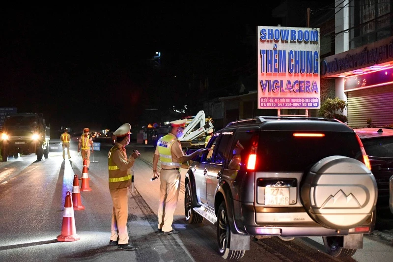 Cảnh sát giao thông Điện Biên kiểm tra nồng độ cồn người điều khiển ô-tô tham gia giao thông trên đường Võ Nguyên Giáp, thành phố Điện Biên Phủ.