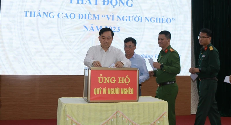 Cán bộ, chiến sĩ các lực lượng vũ trang huyện Mường Ảng, tỉnh Điện Biên ủng hộ Quỹ Vì người nghèo huyện, hỗ trợ nguồn lực giúp hộ nghèo làm nhà.