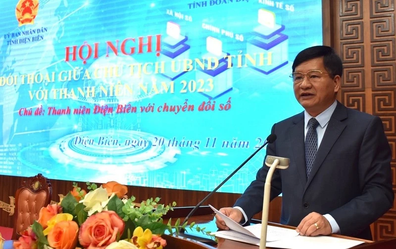 Chủ tịch Ủy ban nhân dân tỉnh Điện Biên Lê Thành Đô trả lời các ý kiến của thanh niên Điện Biên về chính sách hỗ trợ thanh niên vùng đồng bào dân tộc thiểu số.