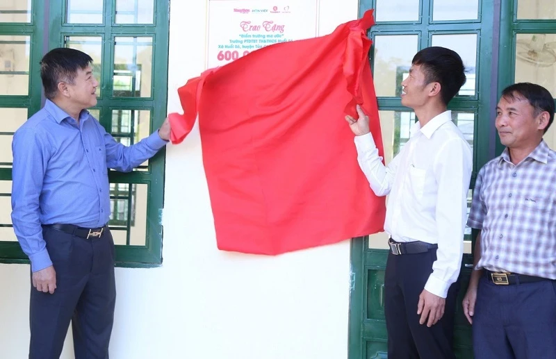Đại diện đơn vị tài trợ cùng Ban Giám hiệu Trường Phổ thông dân tộc bán trú Tiểu học và Trung học cơ sở Huổi Só, huyện Tủa Chùa (tỉnh Điện Biên) gắn biển công trình.