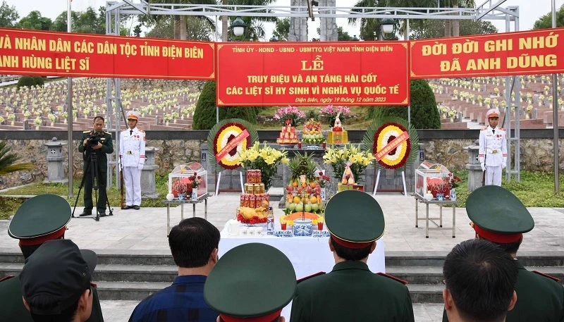 Cán bộ, nhân dân các dân tộc tỉnh Điện Biên dành phút mặc niệm viếng hương hồn các Anh hùng, liệt sĩ.