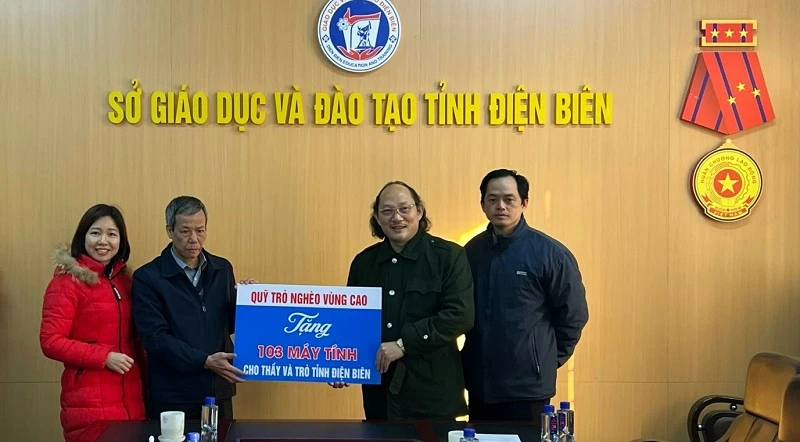 Đại diện Quỹ Trò nghèo vùng cao trao tặng 103 bộ máy tính tặng thầy, trò tỉnh Điện Biên.