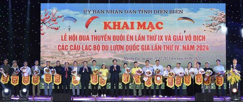 Đại diện lãnh đạo tỉnh Điện Biên, lãnh đạo thị xã Mường Lay, tỉnh Điện Biên trao cờ lưu niệm cho các đội tham gia đua thuyền đuôi Én và Giải vô địch các câu lạc bộ dù lượn.
