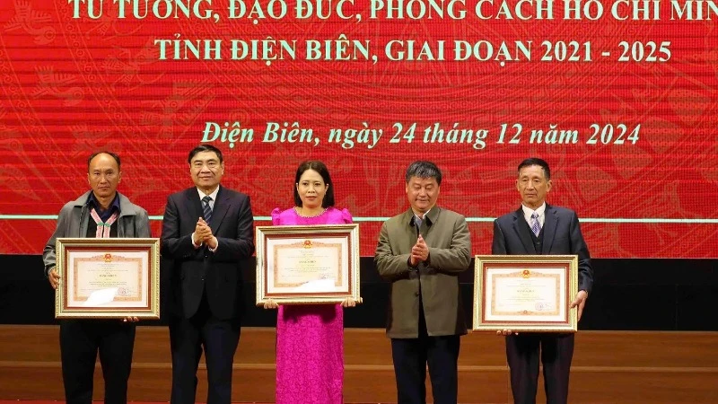 Đồng chí Trần Quốc Cường, Ủy viên Trung ương Đảng, Bí thư Tỉnh ủy Điện Biên và đồng chí Nguyễn Sĩ Quân, Chủ nhiệm Ủy ban Kiểm tra Tỉnh ủy Điện Biên trao Bằng khen của Thủ tướng Chính phủ tặng các tập thể, cá nhân có thành tích xuất sắc trong học tập, làm theo tư tưởng, đạo đức phong cách Hồ Chí Minh.