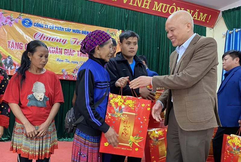 Lãnh đạo Công ty cổ phần Cấp nước Điện Biên trao quà Tết cho hộ nghèo xã Nậm Tin.