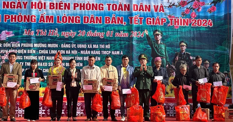 Lãnh đạo Bộ Chỉ huy Bộ đội Biên phòng tỉnh trao quà tặng nhân dân các xã biên giới Việt Nam-Lào thuộc địa phận huyện Mường Chà, tỉnh Điện Biên.