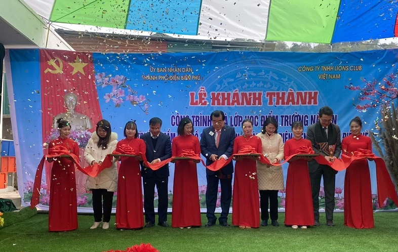 Đại diện lãnh đạo Ủy ban nhân dân thành phố Điện Biên Phủ cùng lãnh đạo Công ty trách nhiệm hữu hạn Lions Club Việt Nam cắt băng khánh thành, đưa điểm trường Nà Pen vào sử dụng.