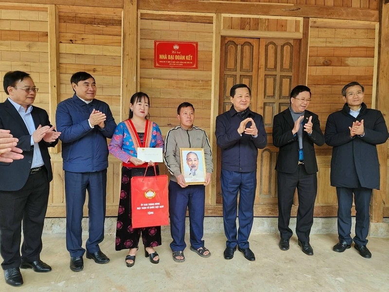 Phó Thủ tướng Chính phủ Lê Minh Khái cùng các đồng chí lãnh đạo tỉnh Điện Biên trao quà, gắn biển nhà Đại đoàn kết cho hộ nghèo tại huyện Nậm Pồ, tỉnh Điện Biên.