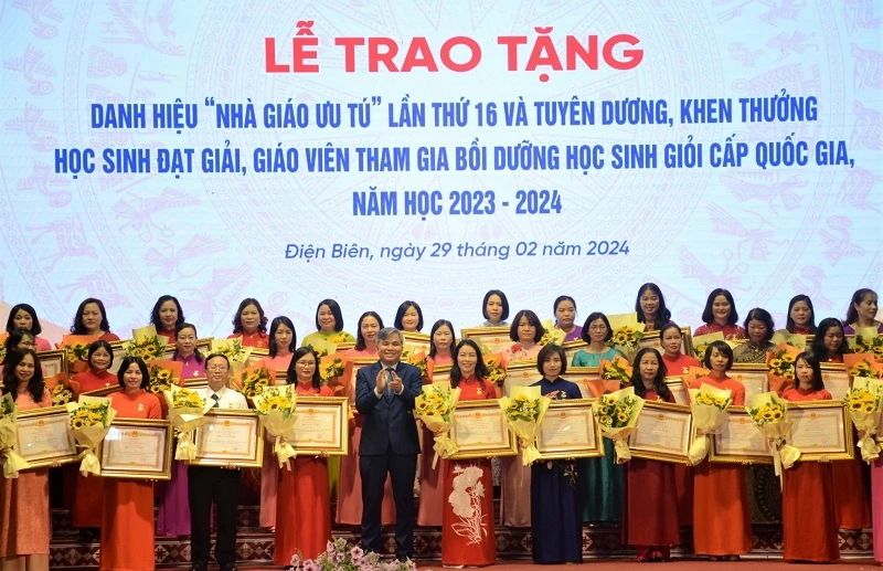 Đồng chí Lò Văn Tiến, Phó Chủ tịch Ủy ban nhân dân tỉnh Điện Biên trao danh hiệu "Nhà giáo Ưu tú" tặng các thầy giáo, cô giáo.