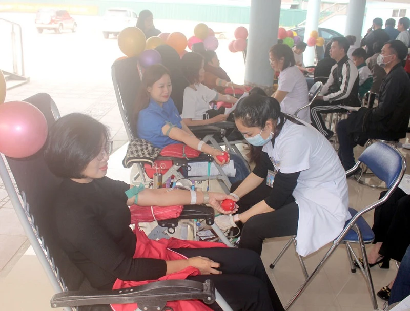 Cán bộ, đoàn viên thanh niên tỉnh Điện Biên tình nguyện hiến máu tại Lễ hội xuân hồng năm 2024.