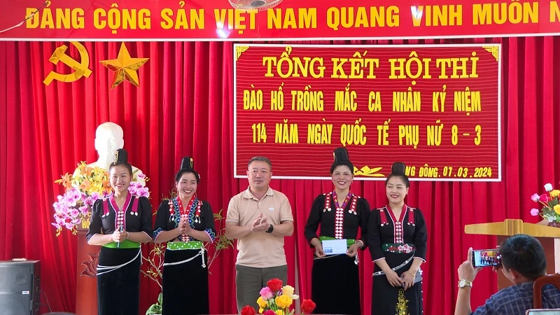 Lãnh đạo xã Rạng Đông, huyện Tuần Giáo trao phần thưởng cho đội thi có thành tích cao trong đào hố trồng cây mắc-ca.
