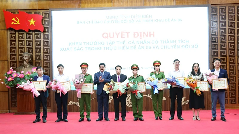 Đồng chí Lê Thành Đô, Chủ tịch Ủy ban nhân dân tỉnh Điện Biên trao Bằng khen tặng các cá nhân có thành tích xuất sắc trong thực hiện Đề án 06.