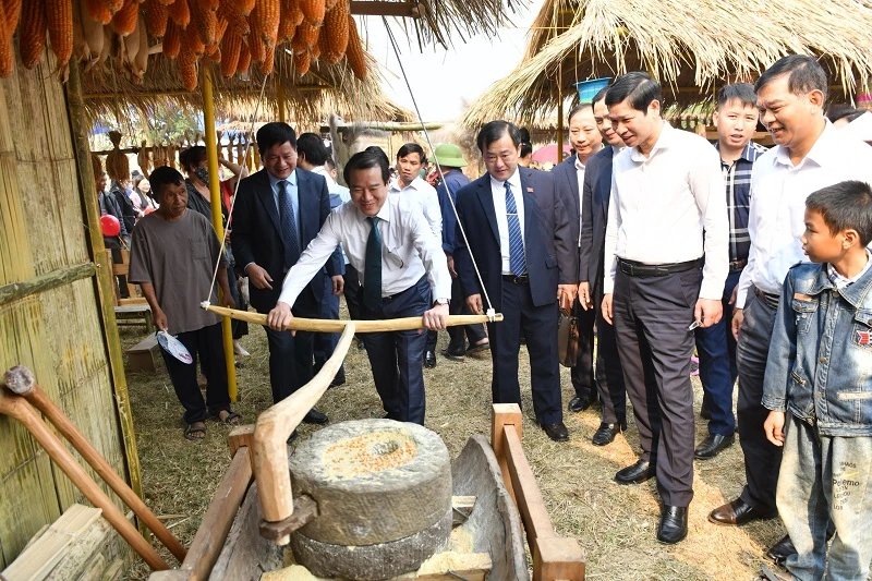 Đại biểu cùng du khách trải nghiệm không gian văn hóa vùng cao.