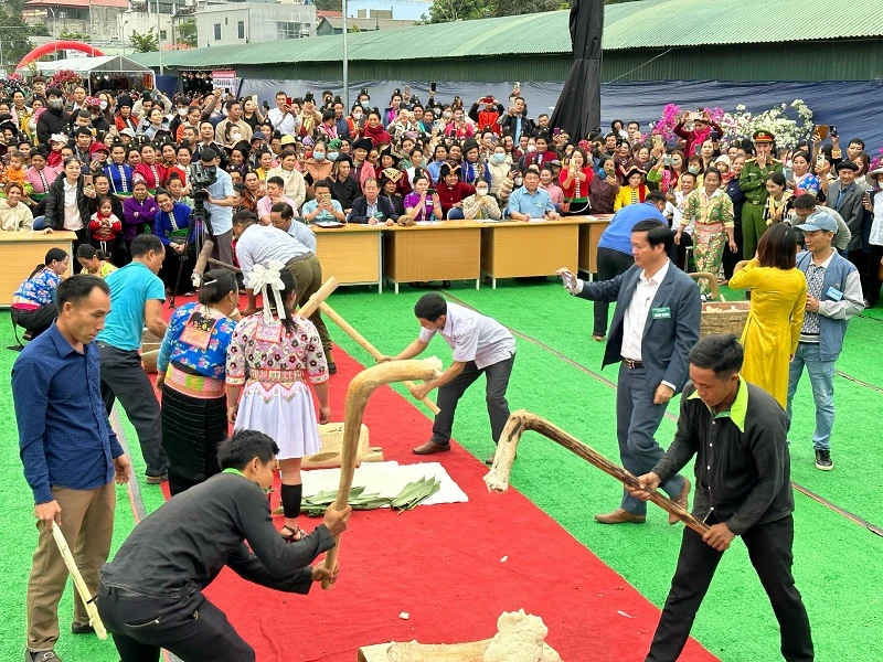Phần thi giã bánh giầy trong Ngày hội Văn hóa, Thể thao-Ẩm thực huyện Mường Ảng thu hút rất đông nhân dân, du khách theo dõi, cổ vũ.