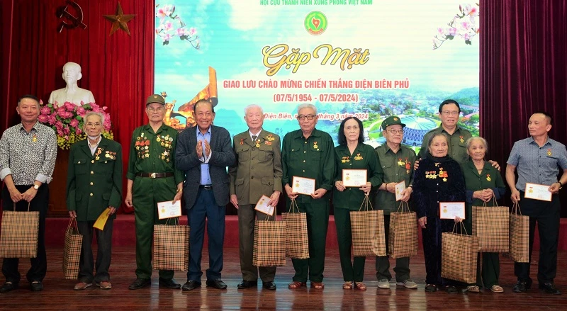 Đồng chí Trương Hòa Bình, nguyên Phó Thủ tướng Thường trực Chính phủ cùng lãnh đạo Hội Cựu Thanh niên xung phong tặng quà, tri ân các hội viên thanh niên xung phong.