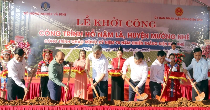 Các đồng chí lãnh đạo Bộ Nông nghiệp và Phát triển nông thôn, Ủy ban nhân dân tỉnh Điện Biên động thổ khởi công công trình xây dựng hồ Nậm Là.