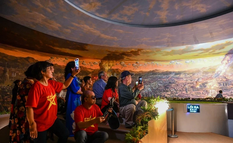 Du khách chiêm ngưỡng bức tranh Panorama tái hiện chiến dịch Điện Biên Phủ tại Bảo tàng Chiến thắng Điện Biên Phủ. (ẢNH: THÀNH ĐẠT)