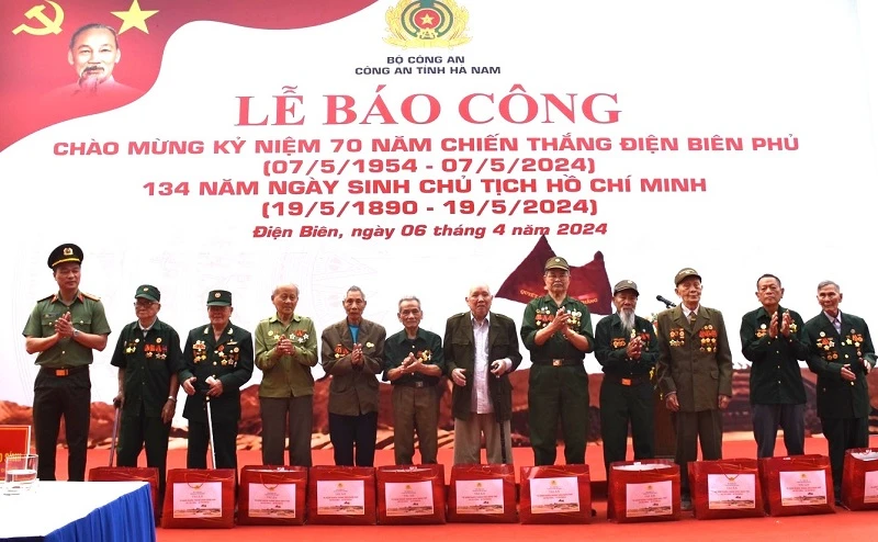 Ban Giám đốc Công an tỉnh Hà Nam trao quà tặng các chiến sĩ Điện Biên.