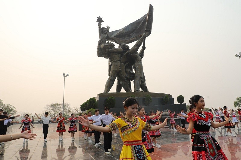 Học sinh Trường Trung học phổ thông Thanh Chăn và Trung học phổ thông Thanh Nưa trình diễn các điệu múa truyền thống các dân tộc tại sân Tượng đài Chiến thắng Điện Biên Phủ (đỉnh đồi D1).
