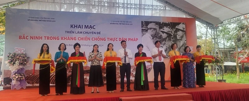 Đại biểu hai tỉnh Điện Biên, Bắc Ninh cắt băng khai mạc Triển lãm chuyên đề "Bắc Ninh trong kháng chiến chống thực dân Pháp” tại Điện Biên, sáng 10/4/2024.