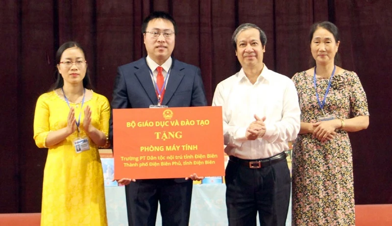 Đồng chí Nguyễn Kim Sơn, Ủy viên Trung ương Đảng, Bộ trưởng Giáo dục và Đào tạo trao quà tặng thầy, trò Trường Phổ thông Dân tộc nội trú tỉnh.