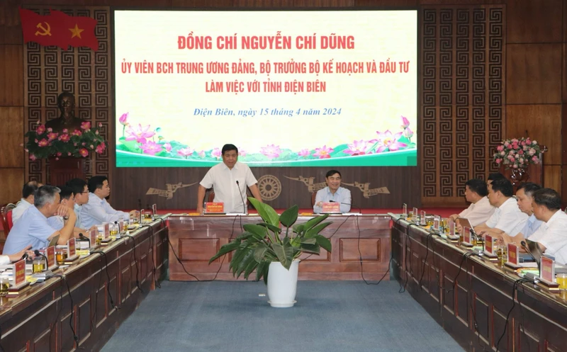 Đồng chí Nguyễn Chí Dũng, Bộ trưởng Kế hoạch và Đầu tư phát biểu tại buổi làm việc với tỉnh Điện Biên.