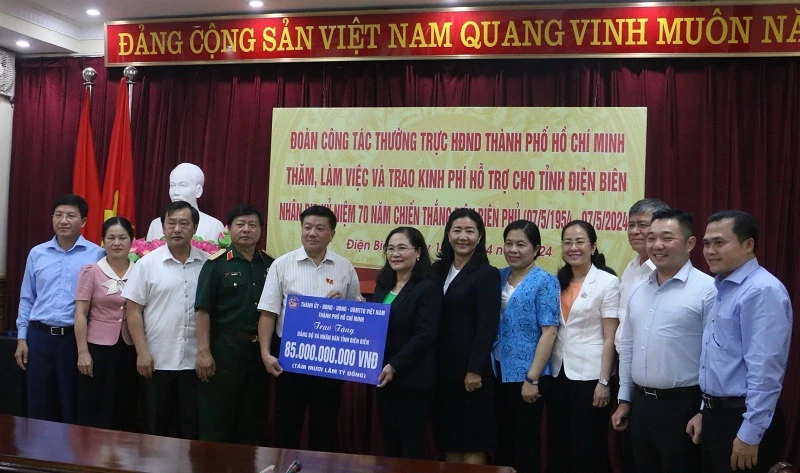 Đồng chí Nguyễn Thị Lệ cùng các thành viên đoàn công tác Thành phố Hồ Chí Minh trao kinh phí hỗ trợ tỉnh Điện Biên.