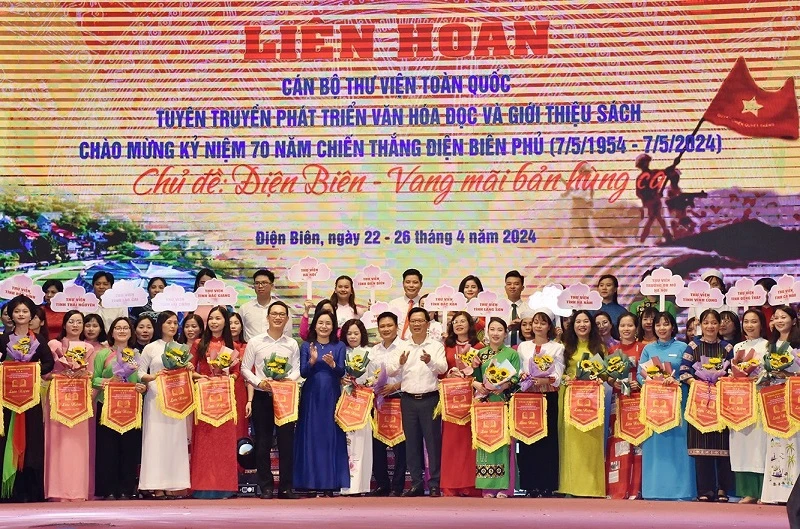 Lãnh đạo Bộ Văn hóa, Thể thao và Du lịch và lãnh đạo Ủy ban nhân dân tỉnh Điện Biên trao cờ lưu niệm tặng các đoàn. 