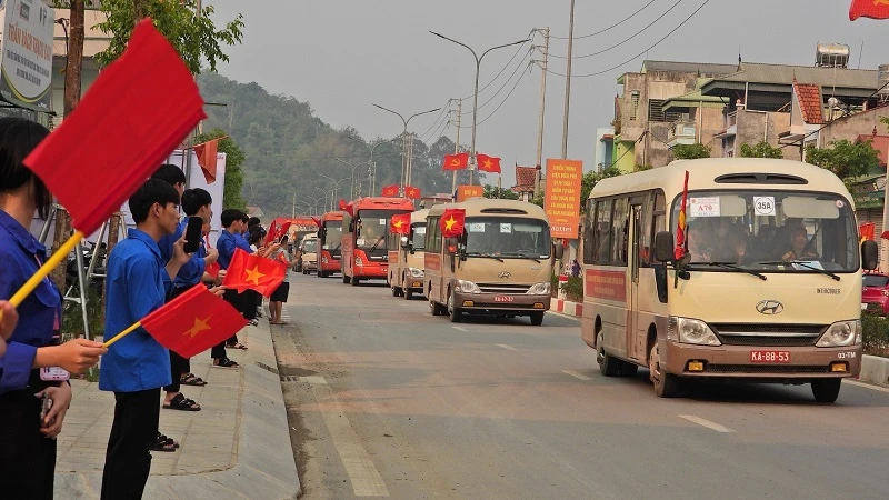 Đoàn viên thanh niên và nhân dân huyện Mường Ảng tỉnh Điện Biên hân hoan chào đón các lực lượng về Điện Biên tham gia diễu binh, diễu hành tại lễ Kỷ niệm 70 năm Chiến thắng Điện Biên Phủ.