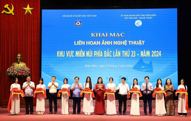 Lãnh đạo Ủy ban nhân dân tỉnh Điện Biên cùng lãnh đạo Liên hiệp Các hội Văn học - Nghệ thuật Việt Nam cắt băng khai mạc Liên hoan ảnh nghệ thuật các tỉnh khu vực miền núi phía bắc lần thứ 23.