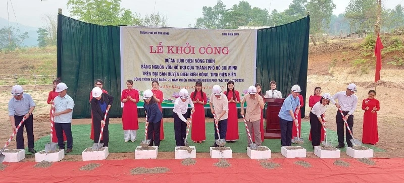 Các đồng chí lãnh đạo tỉnh Điện Biên; lãnh đạo các sở, ngành Thành phố Hồ Chí Minh thực hiện nghi thức động thổ, khởi công xây dựng công trình cấp điện nông thôn tại bản Háng Lia.