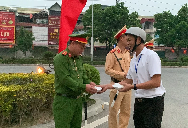 Công an tỉnh Điện Biên trao các suất ăn sáng đến cán bộ, chiến sĩ làm nhiệm vụ chốt chặn, phân luồng giao thông trên các tuyến phố trung tâm thành phố Điện Biên Phủ, tỉnh Điện Biên.