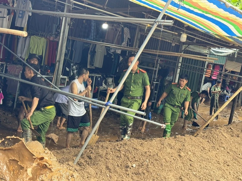 Cán bộ, chiến sĩ Công an huyện Điện Biên Đông hỗ trợ nhân dân bản Suối Lư khắc phục hậu quả lũ quét xảy ra rạng sáng 10/5.