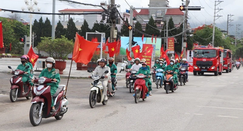 Cán bộ, công chức, người lao động và đại diện các doanh nghiệp tỉnh Điện Biên diễu hành hưởng ứng Tháng Hành động về an toàn vệ sinh lao động năm 2024.