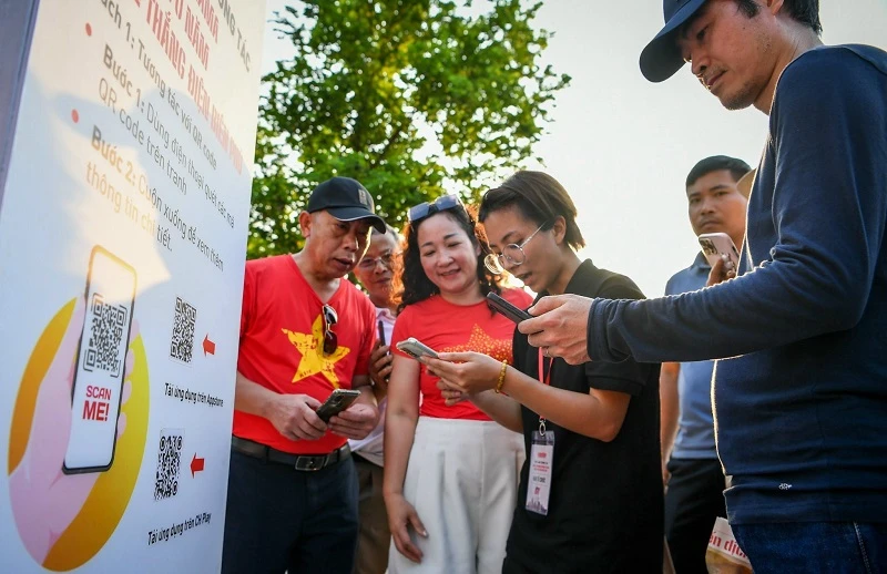 Nhiều phụ huynh, học sinh Điện Biên tìm kiếm Báo Nhân Dân số đặc biệt kỷ niệm Chiến thắng Điện Biên Phủ