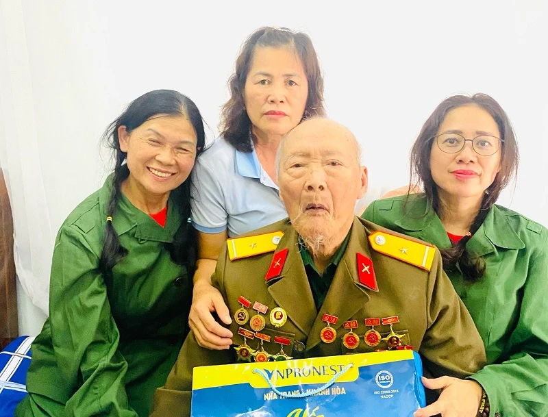 Người chiến sĩ Điện Biên năm xưa - Tô Quang Khoan, bên các con.