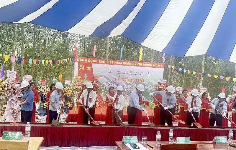 Lãnh đạo Tập đoàn công nghiệp cao-su Việt Nam cùng các đồng chí lãnh đạo tỉnh Điện Biên thực hiện nghi thức động thổ xây dựng nhà máy chế biến mủ cao-su tại Điện Biên.