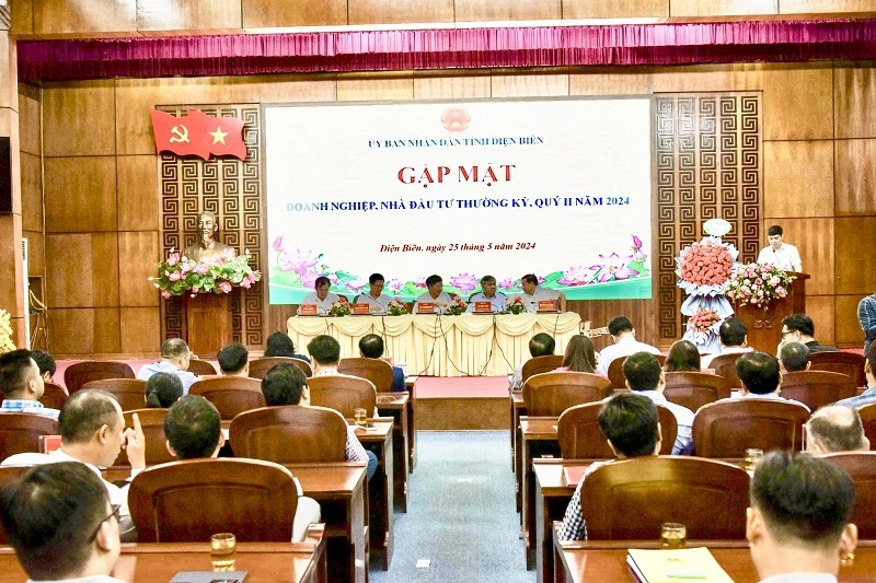 Đại diện lãnh đạo, quản lý 150 doanh nghiệp và các ngành dự gặp mặt với lãnh đạo tỉnh Điện Biên vào sáng 25/5.