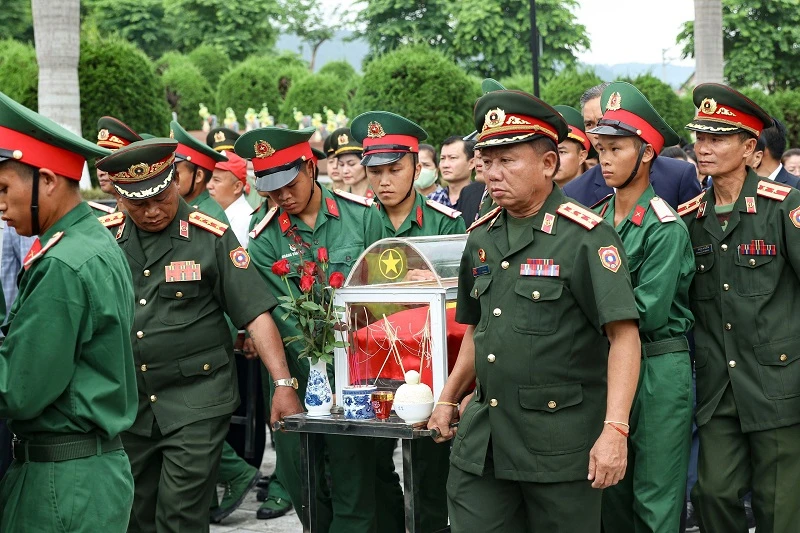 Cán bộ, chiến sĩ và nhân dân các dân tộc Điện Biên long trọng truy điệu, an táng hài cốt các liệt sĩ tại Nghĩa trang liệt sĩ Tông Khao, huyện Điện Biên, tỉnh Điện Biên.
