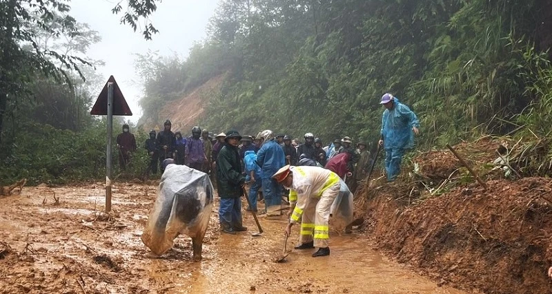 Cán bộ chiến sĩ Công an huyện Tuần Giáo cùng nhân dân hót sụt sạt trên tuyến đường Quốc lộ 6 (đoạn qua bản Co Ngựu, xã Mường Mùn).